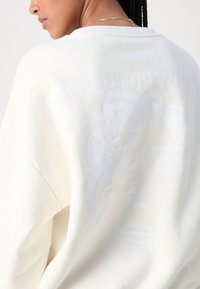 Marc O'Polo INTERNATIONAL WOMENSDAY PRINT - Bluză de molton - white