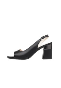 Sandal con tacco a blocco in pelle nera, con punta aperta e forma arrotondata. Include una fascia regolabile alla caviglia.