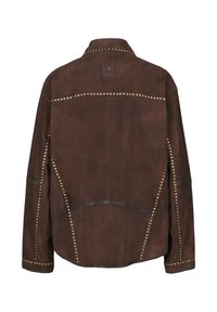 Brun mocka jacka med en knäppt krage, försedd med metallstift längs sömmarna och på baksidan. Särskiljande sömnadsdetaljer är synliga.