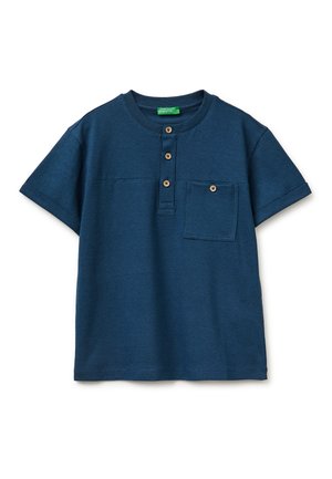 Marineblaues Henley-Shirt mit kurzen Ärmeln, drei Holzknöpfen auf der Knopfleiste und einer Brusttasche mit Knopf, Rundhalsausschnitt.