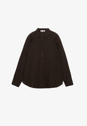 Langärmliges, dunkelbraunes Hemd mit Knöpfen und Kragen, flach auf einem weißen Hintergrund ausgelegt.