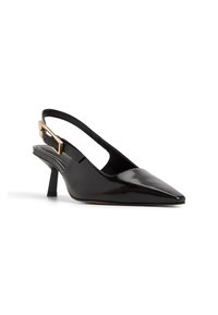Zapato slingback de charol negro con punta afilada, tacón bajo y un acento en tono dorado en la correa ajustable.