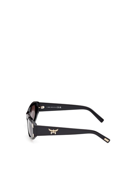 Ochelari de soare din plastic negru cu un design îndrăzneț și unghiular. Au lentile întunecate și accente de logo de culoare aurie pe brațele templelor.