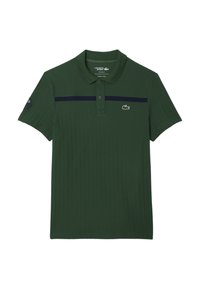 Mörkgrön polo t-shirt med ribbad textur, marinblå horisontell rand över bröstet, tre knappar i knappslå och Lacoste-logotyp på vänster sida.