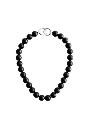 Schwarze Perlenkette mit gleichmäßig geformten glänzenden Perlen und einem silbernen Verschluss, der zwei gegliederte Enden verbindet.