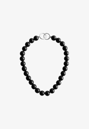 Schwarze Perlenkette mit gleichmäßig geformten glänzenden Perlen und einem silbernen Verschluss, der zwei gegliederte Enden verbindet.