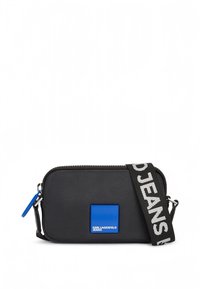 Μαύρη συνθετική τσάντα χιαστί με μπλε τετράγωνο λογότυπο, κλείσιμο με φερμουάρ και ρυθμιζόμενο λουράκι με το κείμενο «KARL LAGERFELD JEANS».