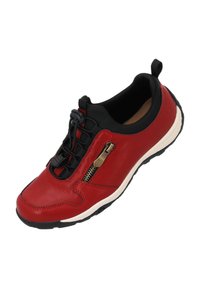 Zapatilla deportiva roja de cuero con detalles en negro, diseño de cordones y cremallera lateral. Cuenta con una suela texturizada y un collar acolchado para mayor comodidad.