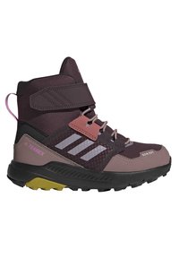 Wysokie buty trekkingowe w ciemnym fiolecie i różu, z rzepem, siateczkowymi panelami oraz teksturowaną podeszwą z żółtym akcentem.