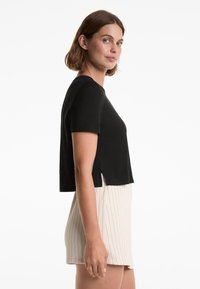 OYSHO LYOCELL BLEND SHORT-SLEEVED CROP - Jednoduché tričko - black