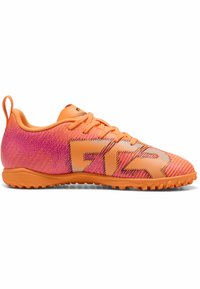 Scarpe da calcio arancioni e rosa con tomaia testurizzata, un logo audace e una suola in gomma dotata di piccoli tacchetti per la trazione.