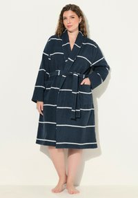 Tummansininen froteetakki, jossa on valkoiset vaakaraidat, pitkät hihat, vyötärösolki ja kaksi etutaskua. Pehmeä rakenne, polvimittainen muotoilu.