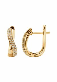 Złote kolczyki w kształcie obręczy z przekręconym wzorem, zdobione przezroczystymi rhinestones po jednej stronie, gładka tekstura i polerowane wykończenie.