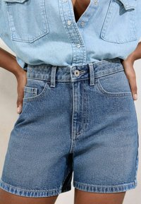 Lipsy REGULAR FIT MOM - Farmer rövidnadrágok - mid wash blue