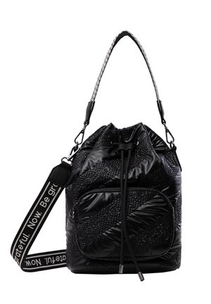 Czarna teksturowana torba worek na ściągacz z przednią kieszenią na suwak, plecionym uchwytem i odpinanym paskiem z nadrukiem "Bądź wdzięczny. Teraz!".