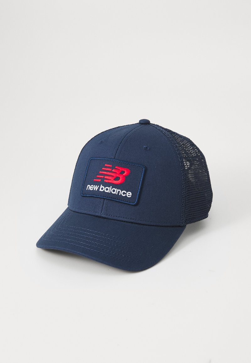 Cappellino da baseball blu navy con parte frontale solida e retro in rete, caratterizzato da un logo rettangolare "New Balance" in rosso e bianco sul pannello frontale.