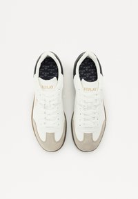Scarpe da ginnastica bianche con accenti di suede beige, suole in gomma e lacci. "REPLAY" è stampato in oro sulla linguetta. Fodera interna testurizzata.
