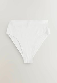 Hoog getailleerde witte bikini-slip gemaakt van soepele stof, met een naadloze bovenrand en een discrete snit met een minimalistisch design.