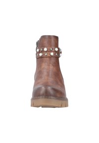 Bottine en faux cuir marron avec un bout arrondi, une sangle décorative cloutée et une semelle en caoutchouc texturée, basse. Fermeture éclair sur le côté pour un enfilage facile.