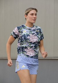 adidas Performance TEE - Sportfelső - aurora ink/sandy pink
