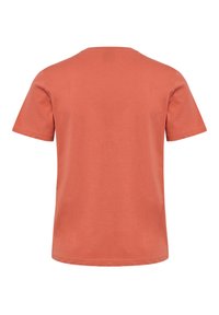 Kortærmet, koralfarvet bomulds T-shirt med rund hals. Glat tekstur, standard pasform, og ingen synlige tryk eller mønstre.