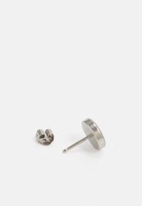 Sølv metall stiftøredobber med et rundt, flatt design med en polert finish og en sikker post bakgrunn. Følger med en sylindrisk øredobb bak.