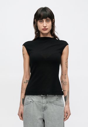 Juodas be rankovių dryžuotas viršus su aukštu kaklu ir prigludusia siluete. Audinys atrodo minkštas, su subtiliomis vertikaliomis tekstūrinėmis detalėmis.