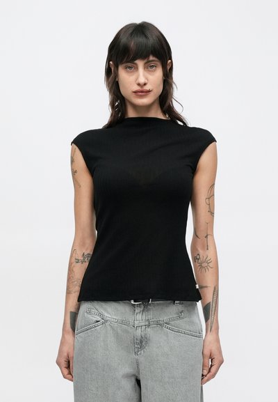 Haut noir sans manches en tissu côtelé avec un col haut et une silhouette ajustée. Le tissu semble doux avec des détails subtils de texture verticale.