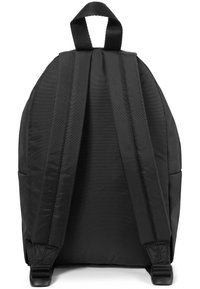 Černý batoh s zakřiveným, polstrovaným zádovým panelem a dvěma nastavitelnými popruhy. Texturovaný nylonový materiál s vyztuženými švy a bočními kapsami.