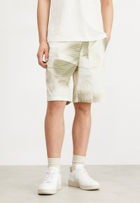 Calvin Klein - DIFFUSED RELAXED STRAIGHT - Shorts - icicle/delta green grid Miniatyrbild 1