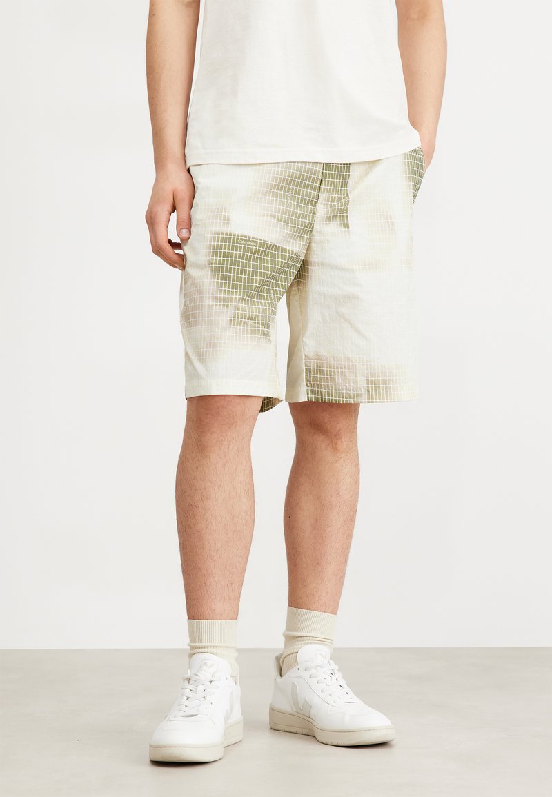 Calvin Klein - DIFFUSED RELAXED STRAIGHT - Shorts - icicle/delta green grid, Förstora