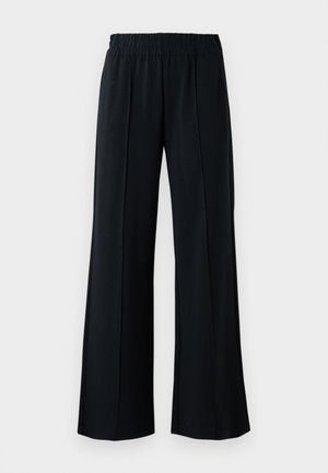 Zwarte wijde broek met elastische tailleband en voorplooien, gepresenteerd tegen een effen witte achtergrond.