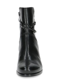 Botín de cuero negro hasta el tobillo con punta redonda, cremallera lateral y un adorno de cadena trenzada alrededor del tobillo. Textura suave y diseño elegante.