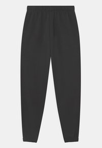 Czarne dresy z elastycznym pasem, zwężanymi nogawkami z elastycznymi mankietami i gładką fakturą. Prosty, jednolity design bez wzorów.