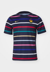 Mörkblå kortärmad tröja med horisontella ränder i olika färger. Guld Nike-logotyp och fransk tupp-emblem på framsidan.