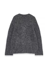 Pūkuota pilka megztinė su apvaliu kaklu ir ilgomis rankovėmis, turintis minkštą, tekstūruotą paviršių ir laisvą siluetą.