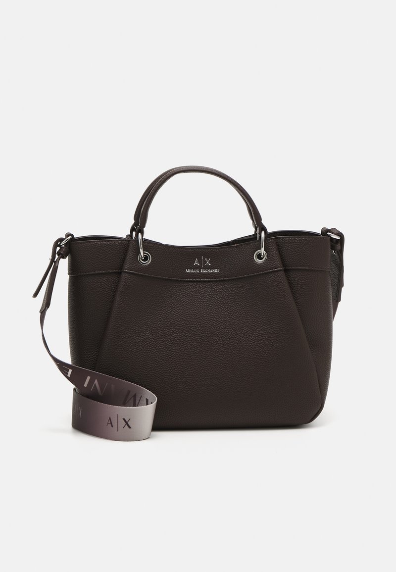Sac à main en cuir marron foncé Armani Exchange avec deux anses, ferrures argentées et une bandoulière amovible marquée.