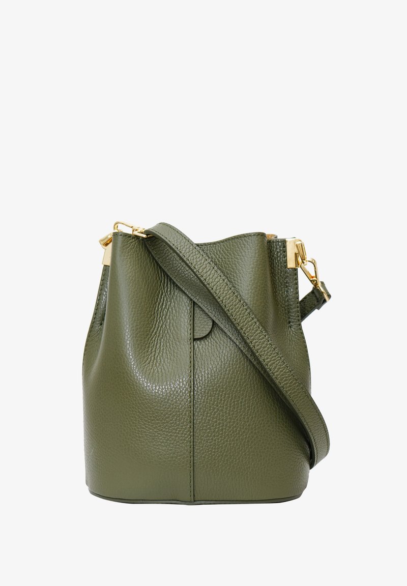 Sac seau en cuir vert avec une surface texturée, accents en métal doré et bandoulière amovible. Base arrondie, design minimaliste.