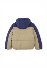 Giacca imbottita con cappuccio, corpo color beige e spalle, maniche e cappuccio blu navy, mostrata di spalle su uno sfondo bianco.
