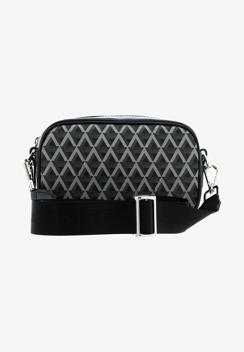 Borsa crossbody rettangolare nera e grigia con motivo a diamante, texture liscia e una tracolla nera con fibbia argentata e dettagli del logo.