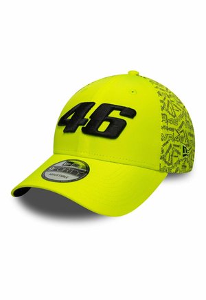 Casquette de baseball fluorescente jaune ajustable avec un grand "46" noir sur le devant et un motif répété "VR46" sur les panneaux latéraux.