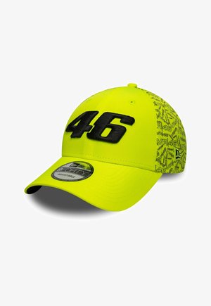 Casquette de baseball fluorescente jaune ajustable avec un grand "46" noir sur le devant et un motif répété "VR46" sur les panneaux latéraux.