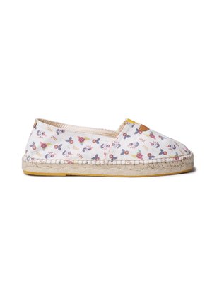Balta espadrile ar austu kaņepju zoli un krāsainu ziedu un pandu sejas apdruku auduma virsmā, skats no sāniem uz balta fona.