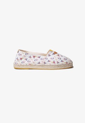 Witte espadrille met gevlochten jutezool en kleurrijke bloemen- en pandagezichtprint op de stoffen bovenzijde, zijaanzicht op witte achtergrond.