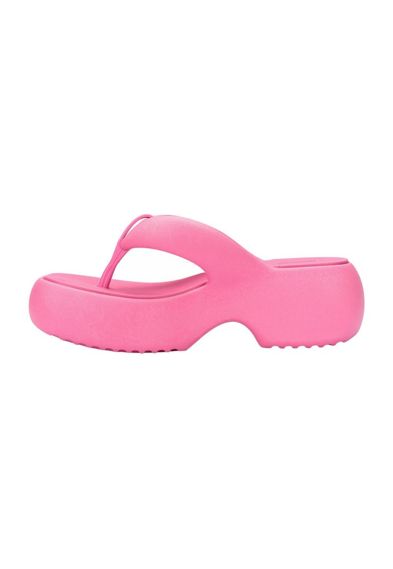 Infradito rosa realizzate in materiale gommoso flessibile, con una fascia per le dita arrotondata e una suola spessa sagomata con piccole protuberanze texturizzate.