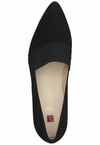 Scarpa flat nera in suede con punta affusolata e fascia elastica sulla parte superiore. Presenta una soletta beige liscia e un piccolo dettaglio rosso.