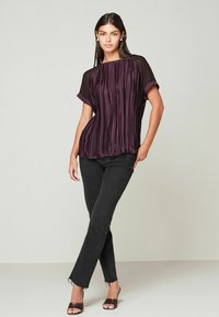 Next PLISSÉ SHORT SLEEVE STANDARD - Bluse - plum purple