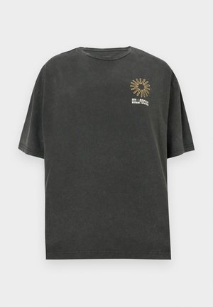 Dunkelgraues Baumwoll-T-Shirt, oversized Passform, kurze Ärmel, Rundhalsausschnitt, mit einer Sonnen-Grafik und "BILLABONG"-Schriftzug in goldener Stickerei.