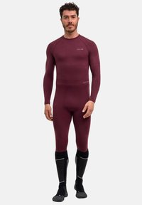 Bordowy termoaktywny komplet podstawowy składający się z dopasowanego topu z długim rękawem i legginsów, wykonany z teksturowanego materiału. Zestaw zawiera czarne i szare skarpetki.