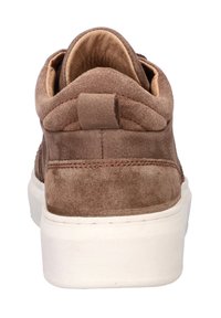 Bruine suede sneaker met een afgerond ontwerp, witte rubberen zool, gevoerde schacht en stikselaccenten aan de zijkanten. Achteraanzicht weergegeven.